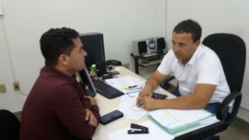 Moisés Lazarine em conversa com o secretário Edson Ferraz